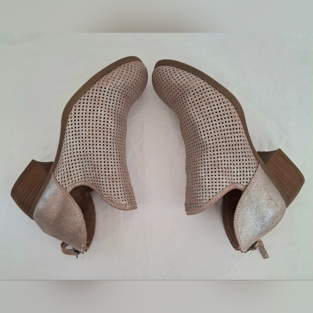 Sofft Women's Canobie Gold Distressed Metallic Preforated Leather Bootie Size 8 - Picture 3 of 8